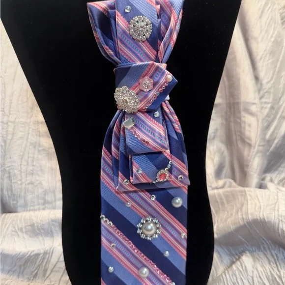 Elegant Striped Brooch-Embellished tie necklace. - Picture 3 of 6